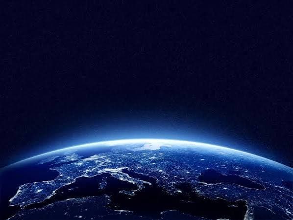Vista nocturna de la Tierra desde el espacio, mostrando las luces de las ciudades europeas