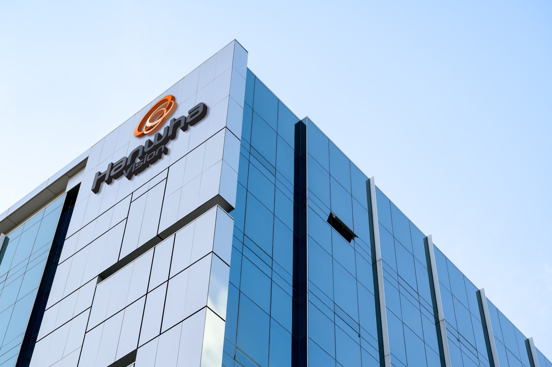 Leading organizations across the global video surveillance industry have recognized Hanwha Vision for its commitment to innovation and advancement of AI technology.