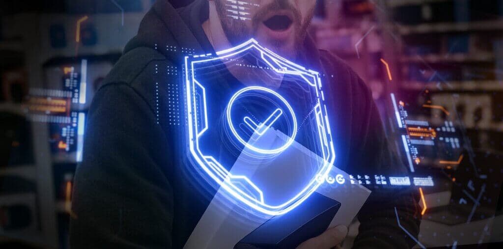 Concepto de verificación de ciberseguridad con ícono de escudo y check, superpuesto sobre una persona sosteniendo un dispositivo
