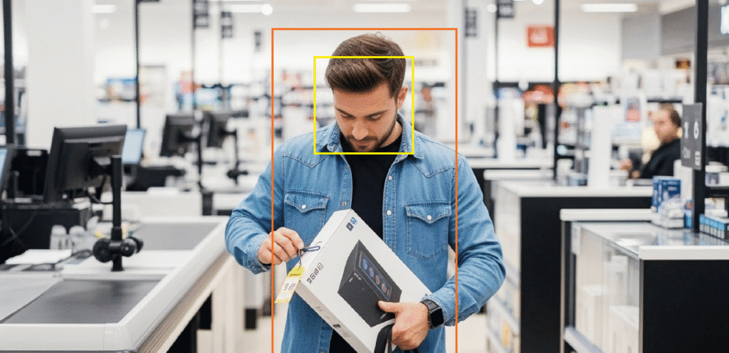 Detección de reconocimiento facial en tiempo real sobre un cliente en caja, mostrado con cuadros delimitadores de IA